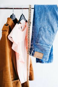 Moderne Kleidung auf einem Kleiderständer ist zu sehen, die für die Warenannahme bei Kunterbunt Second Hand geeignet ist.